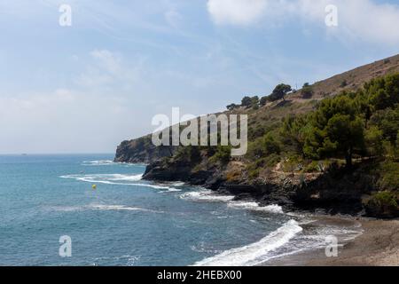 crique solitaire sur la costa brava un jour d'été dans la municipalité de roses Banque D'Images