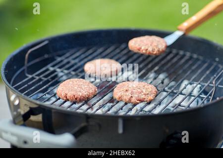 gros plan des côtelettes de viande rôtisant sur le gril Banque D'Images