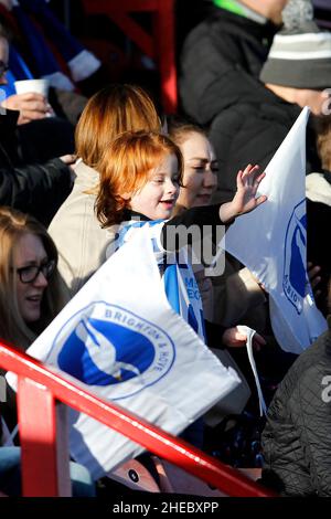 CRAWLEY, Royaume-Uni, 09 JANVIER : Un jeune Brighton & Hove Albion Women Fan pendant la Super League Barclays FA Woman entre Brighton et Hove Albion an Banque D'Images