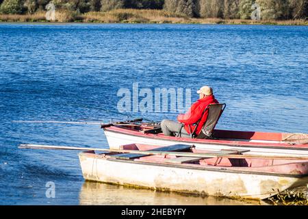 Novi Sad, Serbie - Mai 01.2016: Pêche sportive dans un bateau en bois sur les rives du Danube. Banque D'Images