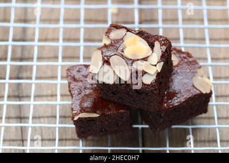 Des brownies fraîchement cuites sur le tamis et ont un espace de copie pour le design dans votre travail. Banque D'Images