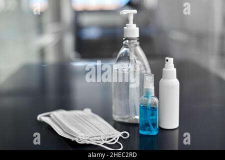 désinfectants pour les mains, masques médicaux et savon liquide Banque D'Images