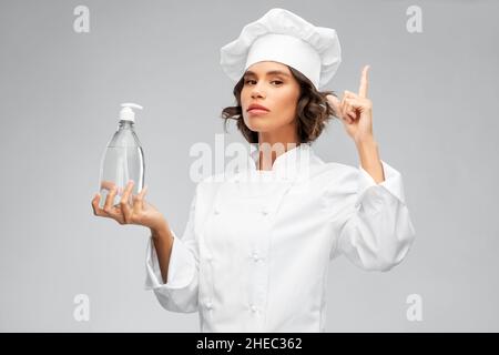 chef féminin avec désinfectant pour les mains ou savon liquide Banque D'Images