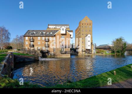 Coxes Lock Mill appartements sur le canal de navigation de la rivière Wey sur un hiver ensoleillé Addlestone Surrey Angleterre Royaume-Uni Banque D'Images