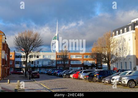 La tour Spinnaker surplombant la ligne d'horizon du vieux Portsmouth au Grand Parade illuminée par un spectaculaire coucher de soleil d'hiver, Hampshire Angleterre Royaume-Uni Banque D'Images