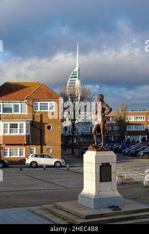 La tour Spinnaker surplombant la ligne d'horizon du vieux Portsmouth au Grand Parade illuminée par un spectaculaire coucher de soleil d'hiver, Hampshire Angleterre Royaume-Uni Banque D'Images