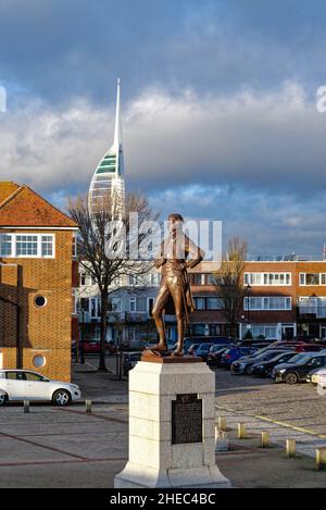 La tour Spinnaker surplombant la ligne d'horizon du vieux Portsmouth au Grand Parade illuminée par un spectaculaire coucher de soleil d'hiver, Hampshire Angleterre Royaume-Uni Banque D'Images