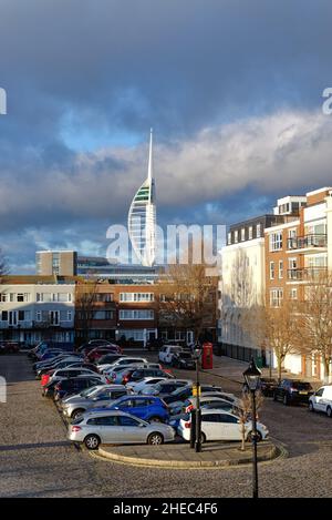 La tour Spinnaker surplombant la ligne d'horizon du vieux Portsmouth au Grand Parade illuminée par un spectaculaire coucher de soleil d'hiver, Hampshire Angleterre Royaume-Uni Banque D'Images