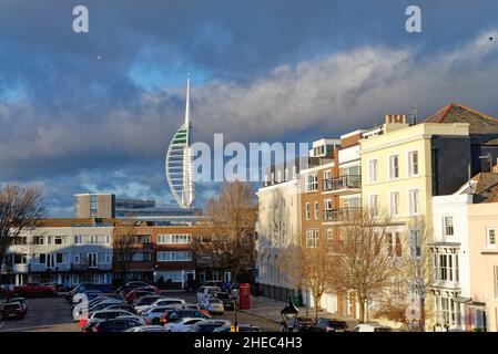 La tour Spinnaker surplombant la ligne d'horizon du vieux Portsmouth au Grand Parade illuminée par un spectaculaire coucher de soleil d'hiver, Hampshire Angleterre Royaume-Uni Banque D'Images