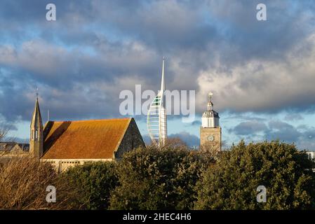 La tour Spinnaker surplombant la ligne d'horizon du vieux Portsmouth illuminée par un spectaculaire coucher de soleil d'hiver, Hampshire Angleterre Royaume-Uni Banque D'Images