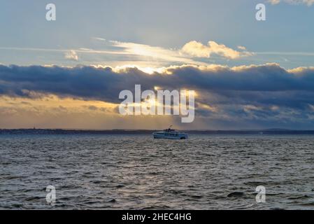 Un spectaculaire ciel d'hiver et un coucher de soleil à travers Spithead, en direction de l'île de Wight, vu de Portsmouth Hampshire, Angleterre, Royaume-Uni Banque D'Images