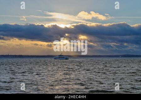 Un spectaculaire ciel d'hiver et un coucher de soleil à travers Spithead, en direction de l'île de Wight, vu de Portsmouth Hampshire, Angleterre, Royaume-Uni Banque D'Images