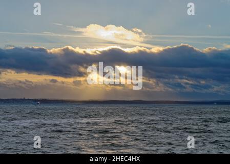 Un spectaculaire ciel d'hiver et un coucher de soleil à travers Spithead, en direction de l'île de Wight, vu de Portsmouth Hampshire, Angleterre, Royaume-Uni Banque D'Images