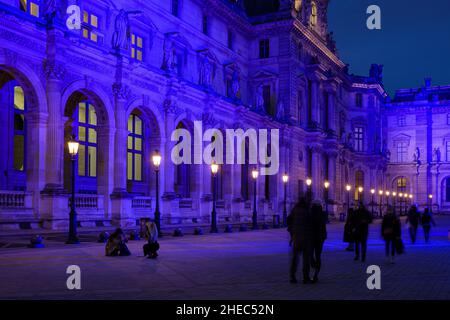 France.Paris (75) (1th arrondissement).En janvier 2022, pendant une semaine, le musée du Louvre s'allume en bleu, aux couleurs de l'Europe, pour le lancement du FR Banque D'Images