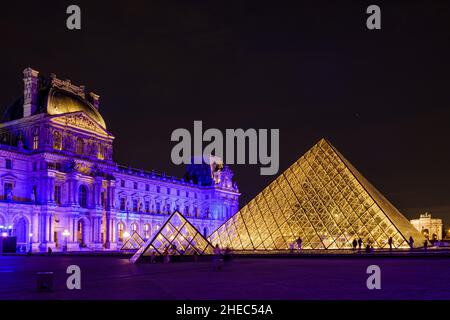 France.Paris (75) (1th arrondissement).En janvier 2022, pendant une semaine, le musée du Louvre s'allume en bleu, aux couleurs de l'Europe, pour le lancement du FR Banque D'Images