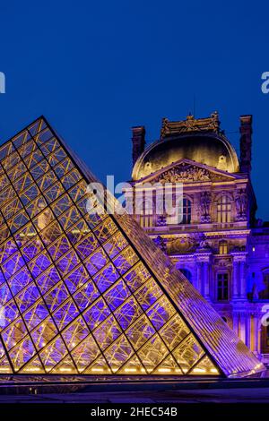 France.Paris (75) (1th arrondissement).En janvier 2022, pendant une semaine, le musée du Louvre s'allume en bleu, aux couleurs de l'Europe, pour le lancement du FR Banque D'Images