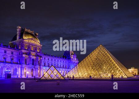 France.Paris (75) (1th arrondissement).En janvier 2022, pendant une semaine, le musée du Louvre s'allume en bleu, aux couleurs de l'Europe, pour le lancement du FR Banque D'Images