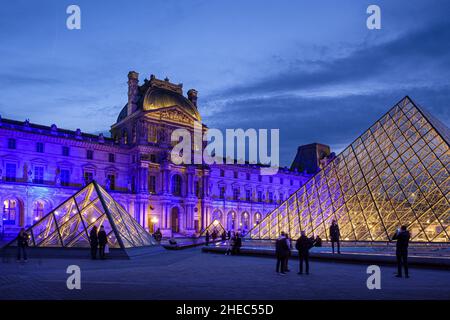 France.Paris (75) (1th arrondissement).En janvier 2022, pendant une semaine, le musée du Louvre s'allume en bleu, aux couleurs de l'Europe, pour le lancement du FR Banque D'Images