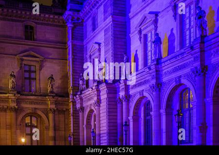 France.Paris (75) (1th arrondissement).En janvier 2022, pendant une semaine, le musée du Louvre s'allume en bleu, aux couleurs de l'Europe, pour le lancement du FR Banque D'Images