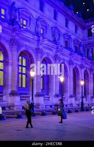 France.Paris (75) (1th arrondissement).En janvier 2022, pendant une semaine, le musée du Louvre s'allume en bleu, aux couleurs de l'Europe, pour le lancement du FR Banque D'Images