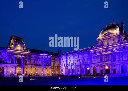 France.Paris (75) (1th arrondissement).En janvier 2022, pendant une semaine, le musée du Louvre s'allume en bleu, aux couleurs de l'Europe, pour le lancement du FR Banque D'Images