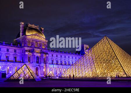 France.Paris (75) (1th arrondissement).En janvier 2022, pendant une semaine, le musée du Louvre s'allume en bleu, aux couleurs de l'Europe, pour le lancement du FR Banque D'Images