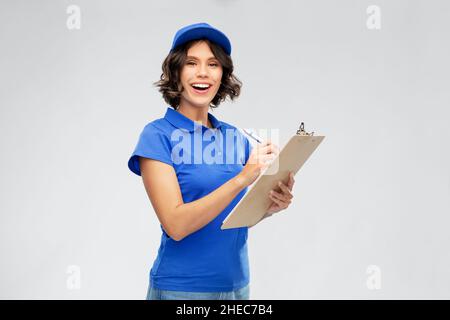 bonne fille de livraison avec presse-papiers et écriture de stylo Banque D'Images