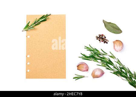 Différentes herbes, épices et papier blanc pour le menu sur fond blanc isolé.Vue de dessus avec espace de copie. Banque D'Images