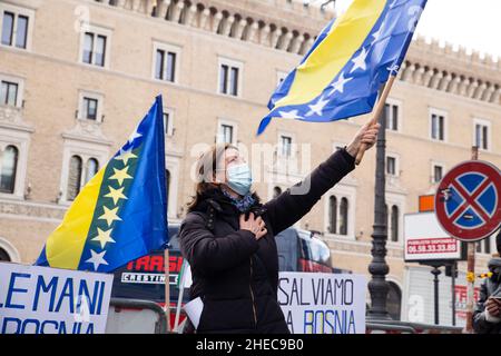 10 janvier 2022, Rome, Italie: Femme bosniaque avec le coeur et le drapeau de la Bosnie pendant l'hymne bosniaque pendant le sit-in à la Piazza Santi Apostoli à Rome (Credit image: © Matteo Nardone/Pacific Press via ZUMA Press Wire) Banque D'Images