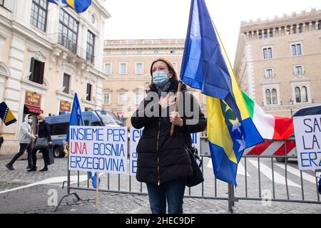 Rome, Italie.10th janvier 2022.Femme bosniaque au coeur et drapeau de Bosnie pendant l'hymne bosniaque pendant le sit-in à la Piazza Santi Apostoli à Rome (Credit image: © Matteo Nardone/Pacific Press via ZUMA Press Wire) Banque D'Images