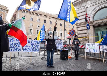 Rome, Italie.10th janvier 2022.Femme bosniaque au coeur et drapeau de Bosnie pendant l'hymne bosniaque pendant le sit-in à la Piazza Santi Apostoli à Rome (Credit image: © Matteo Nardone/Pacific Press via ZUMA Press Wire) Banque D'Images