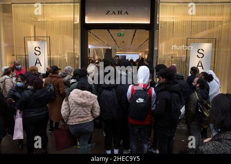 Les gens entrent dans un magasin Zara le lendemain de Noël dans le centre de Londres, le samedi 26 décembre 2021, alors que les acheteurs se rassemblent sur Oxford Street. Banque D'Images