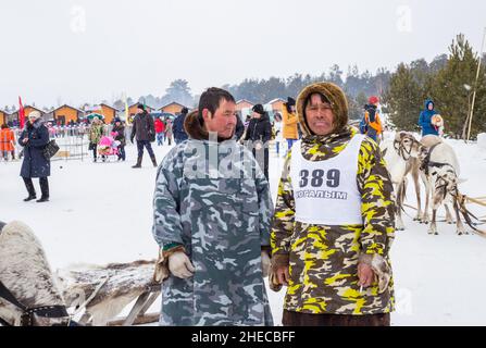 Deux hommes Khanty en robe nationale lors de la fête traditionnelle du nord du jour de l'herder des rennes.Russie, Kogalym-31.03.2018 Banque D'Images