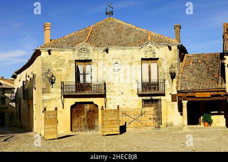 Rue de la ville médiévale de Pedraza à Segovia. Banque D'Images