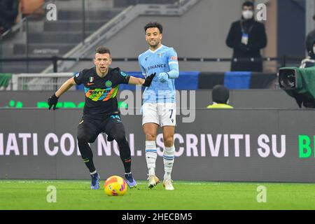 Milan, Italie.09th janvier 2022.Ivan Perisic (14) d'Inter et Felipe Anderson (7) de Latium vu dans la série Un match entre Inter et Latium à Giuseppe Meazza à Milan.(Crédit photo : Gonzales photo/Alamy Live News Banque D'Images