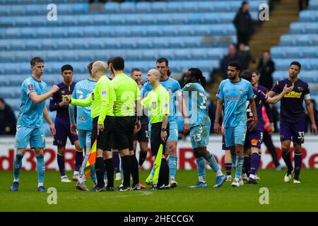 Les joueurs de Coventry City et du comté de Derby sont en bumeurs aux officiels à la fin du match lors du troisième tour de la coupe Emirates FA au Coventry Building Society Arena, Coventry.Date de la photo: Samedi 8 janvier 2022. Banque D'Images