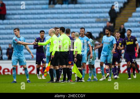 Les joueurs de Coventry City et du comté de Derby sont en bumeurs aux officiels à la fin du match lors du troisième tour de la coupe Emirates FA au Coventry Building Society Arena, Coventry.Date de la photo: Samedi 8 janvier 2022. Banque D'Images