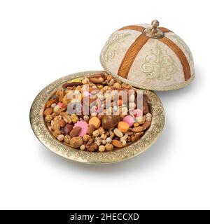 Tagine marocain traditionnel avec biscuits Ashura isolés sur fond blanc Banque D'Images