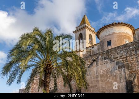 L'église paroissiale médiévale Capella del Roser et derrière elle l'église paroissiale de Sant Andreu à Santanyi, Majorque, Majorque, Iles Baléares, Espagne Banque D'Images