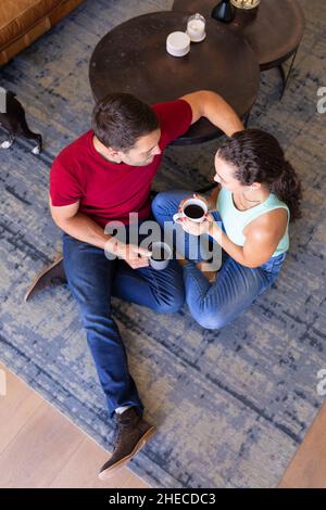 Vue en hauteur sur un couple de caucasiens ayant un café à la maison Banque D'Images