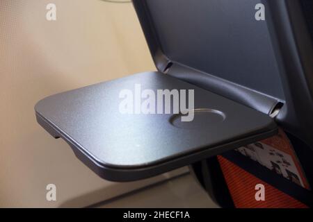 Table de plateau de siège passager en position complètement abaissée prête à l'emploi, sur un avion Airbus A320 ou A319 exploité par Easyjet.(128) Banque D'Images