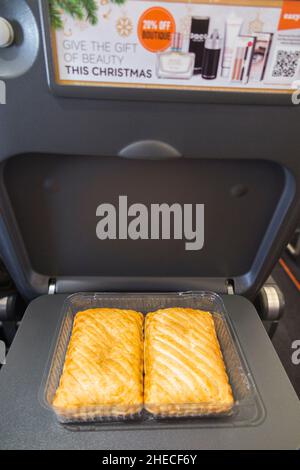 Fromage et oignon pasty, pasties / remplissage de nourriture avec beaucoup d'énergie, sur une table de plateau de siège, sur un Airbus A320 ou A319 avion / avion.Une partie d'un panier repas pour un passager qui a pris un en-cas à bord du vol EasyJet pour une partie d'un repas indépendant.(128) Banque D'Images