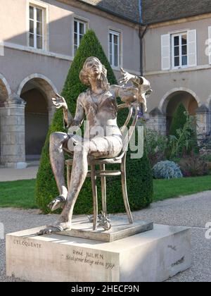 Sculpture l'Eloquente, par René Julien dans la cour de l'hôtel de ville, Beaune, Bourgogne-Franche-Comté, France Banque D'Images