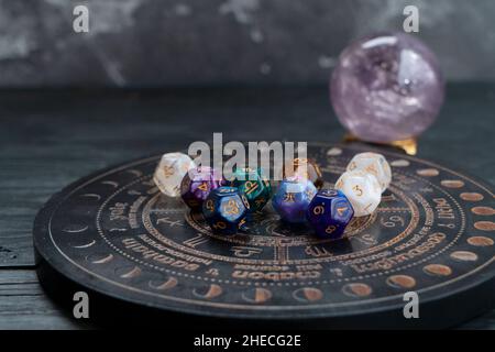 Horoscope de zodiaque avec dés de divination Banque D'Images