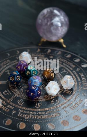 Horoscope de zodiaque avec dés de divination Banque D'Images