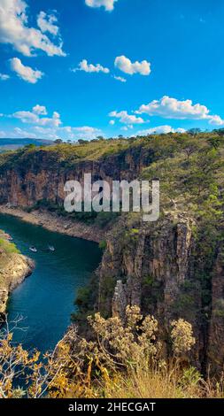 Vue aérienne des célèbres canyons de la lagune de Capitolio.Capitolio, Minas Gerais, Brésil. Banque D'Images