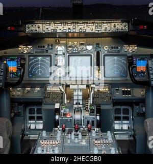 Vue générale du cockpit vide.Simulateur de vol commercial pour la formation en vol. Banque D'Images