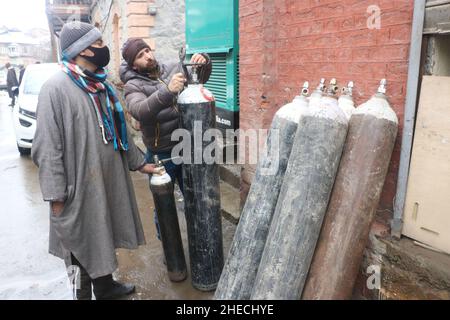 Srinagar, Inde.10th janvier 2022.Un travailleur prépare le remplissage des bouteilles d'oxygène pour l'approvisionnement d'un hôpital afin de préparer la lutte contre la variante Omicron au milieu de la propagation des cas Covid-19, à Jammu-et-Cachemire, le 10 janvier 2022.(Photo par Kamran Raashid Bhat/INA photo Agency/Sipa USA) crédit: SIPA USA/Alay Live News Banque D'Images