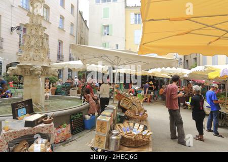 France, Alpes de haute Provence, Parc naturel régional du Luberon, Forcalquier, place Saint Michel, journée de marché autour de la fontaine Saint Michel de style gothique (1512) Banque D'Images