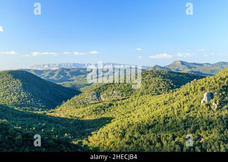 France, Var, Parc naturel régional de Sainte Baume, le massif de la Sainte Baume, la Forêt nationale de Sainte Baume et la montagne Sainte victoire à l'écart // FRA Banque D'Images